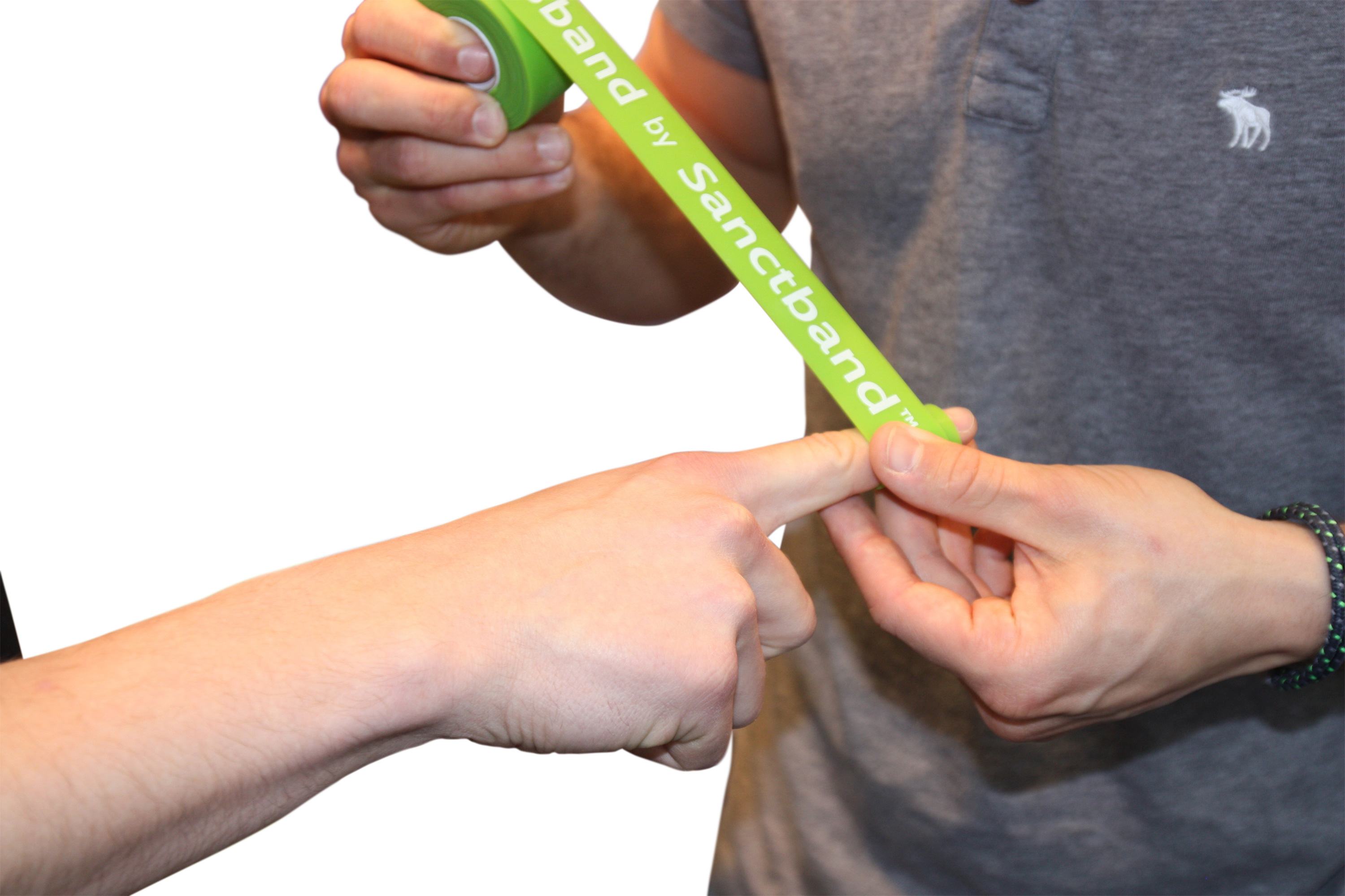 Sanctband Comprefloss Flossband schmal in der Anwendung am Finger